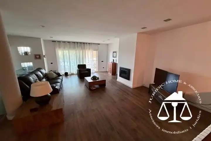 Sala d'estar de Casa o xalet en venda en Sant Boi de Llobregat amb Aire condicionat, Calefacció i Jardí privat