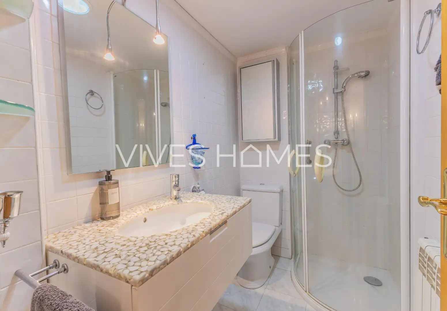 Badezimmer von Maisonette zum Verkauf in Arenys de Mar mit Klimaanlage, Heizung und Parkett