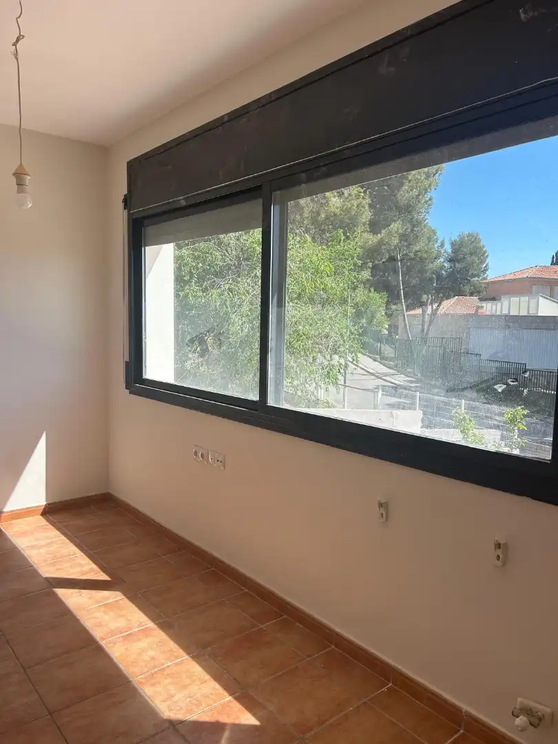 Habitación de Casa adosada en venta en Vilanova i la Geltrú con Aire acondicionado, Calefacción y Jardín privado