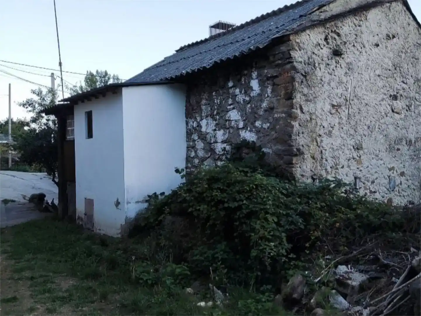 Vista exterior de Casa adosada en venda en Galende amb Jardí privat