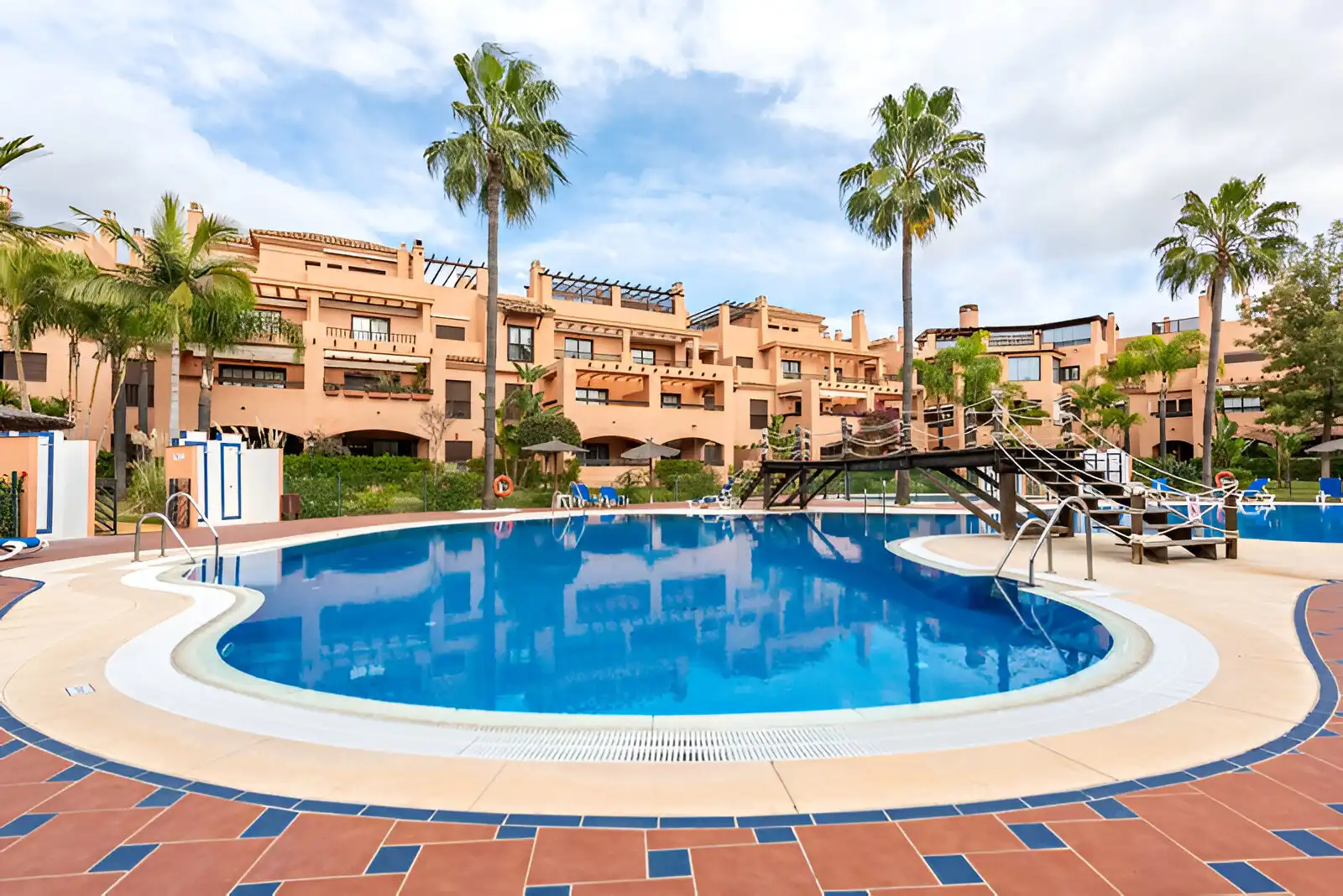 Schwimmbecken von Erdgeschoss zum Verkauf in Estepona mit Klimaanlage, Terrasse und Abstellraum