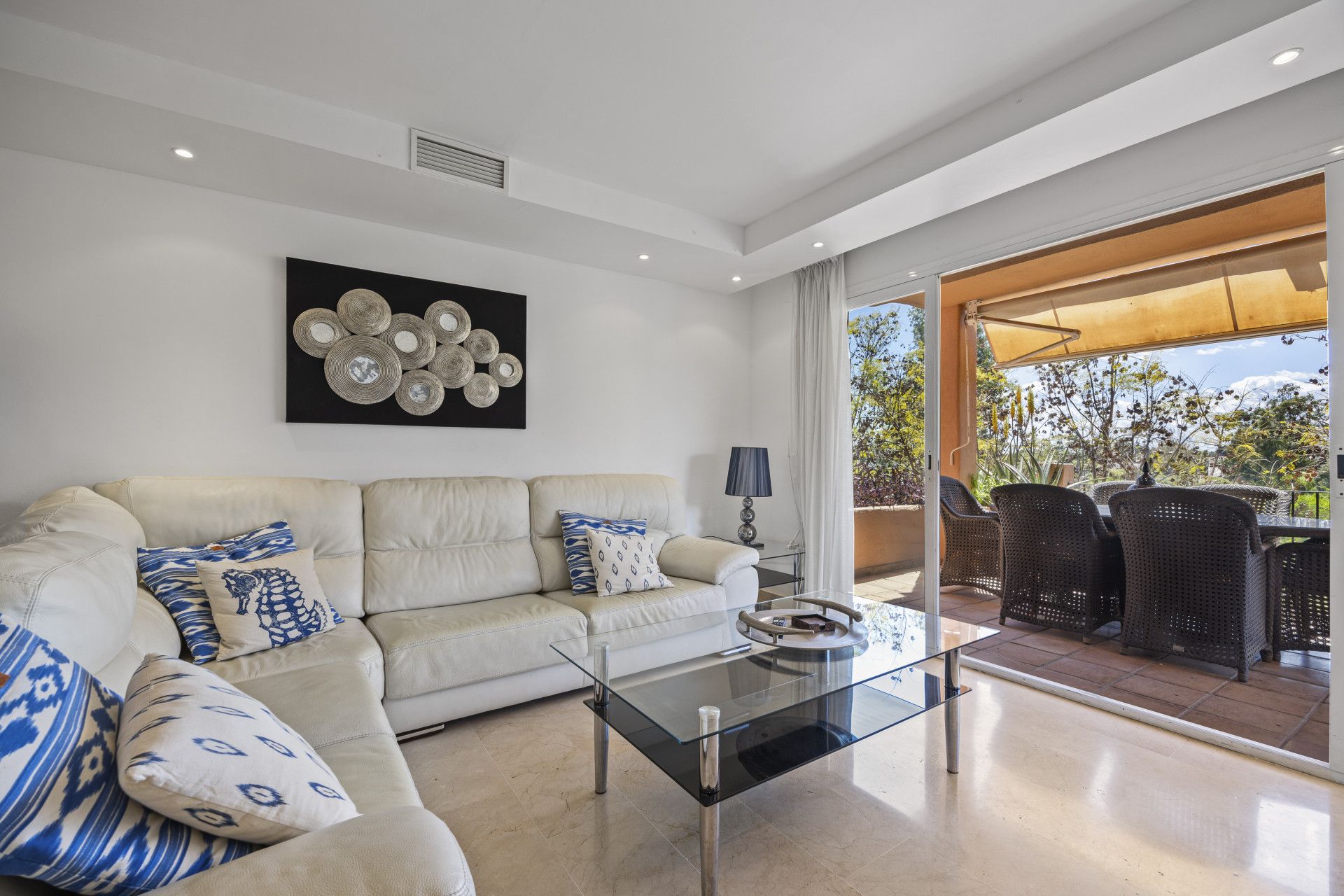Sala d'estar de Apartament en venda en Marbella amb Aire condicionat, Terrassa i Piscina