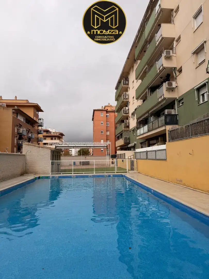 Piscina de Pis de lloguer en Jaén amb Aire condicionat, Calefacció i Terrassa