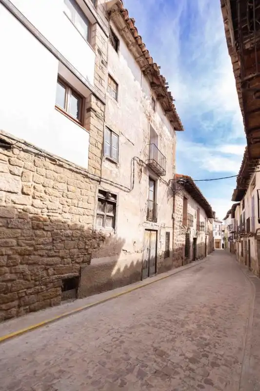 Vista exterior de Casa adosada en venta en Mora de Rubielos con Calefacción