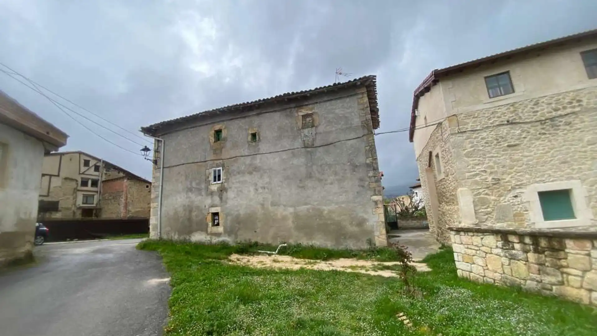 Exterior view of Houses for sale in Valle de Tobalina