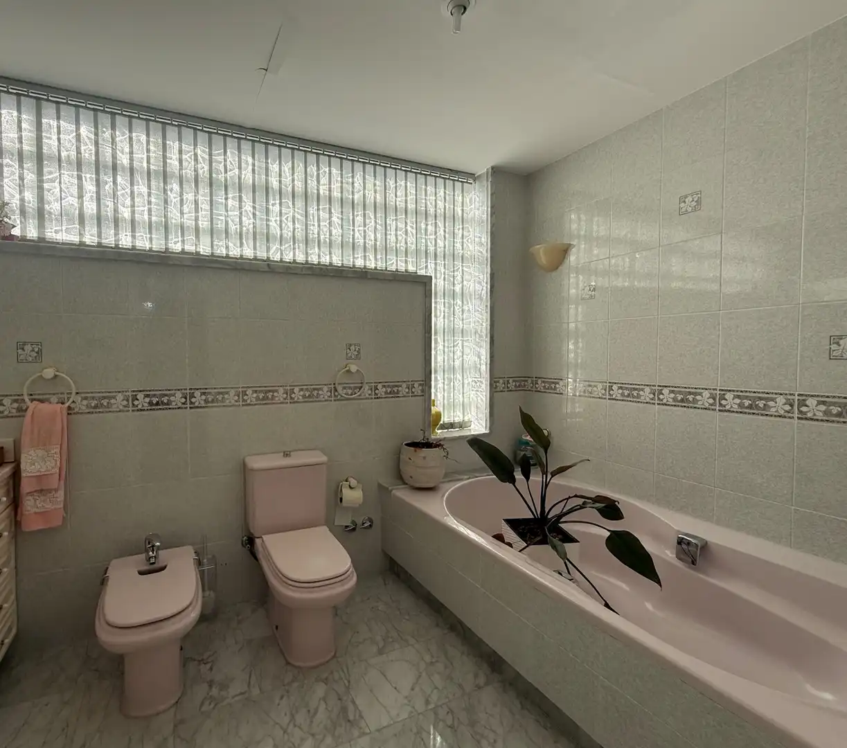 Badezimmer von Haus zum Verkauf in Begues mit Heizung, Privatgarten und Terrasse