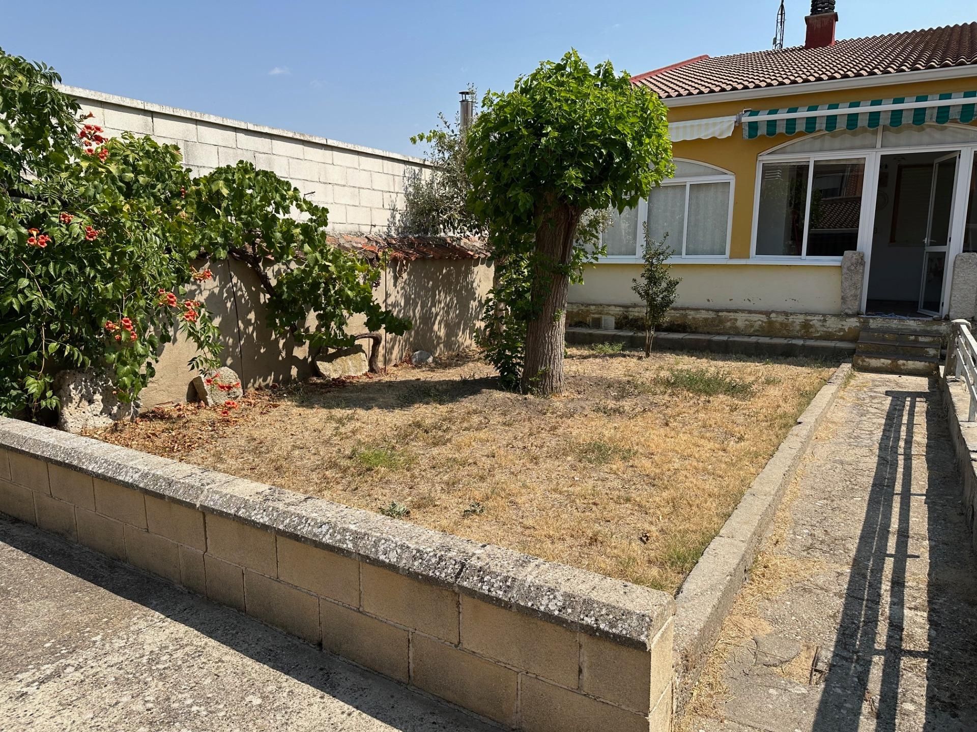 Jardín de Casa adosada en venta en Tudela de Duero con Calefacción y Jardín privado