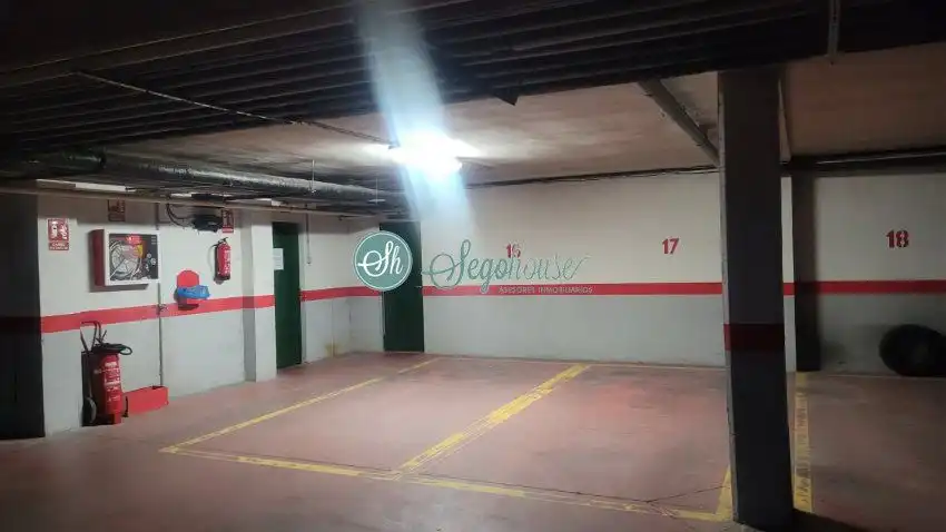 Parking de Piso de alquiler en Segovia con Calefacción y Parquet