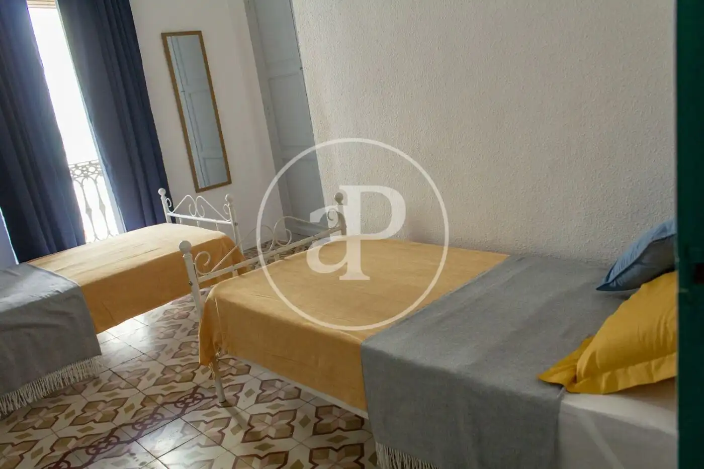 Dormitori de Pis de lloguer en Valencia amb Aire condicionat, Calefacció i Moblat