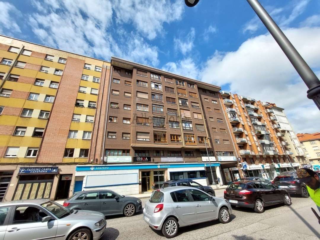 Vista exterior de Pis en venda en Oviedo  amb Calefacció