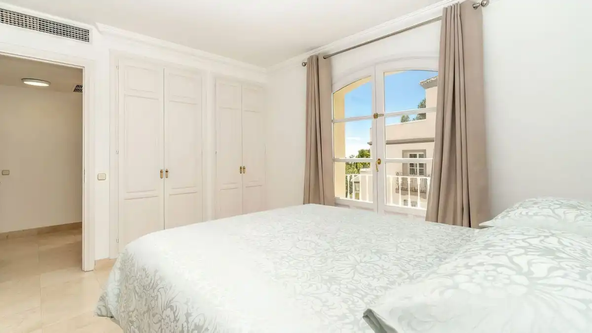 Schlafzimmer von Einfamilien-Reihenhaus zum Verkauf in Benahavís mit Klimaanlage, Terrasse und Gemeinschaftspool