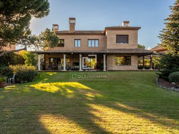 Chalet con piscina en venta en Zona Monte El Pilar