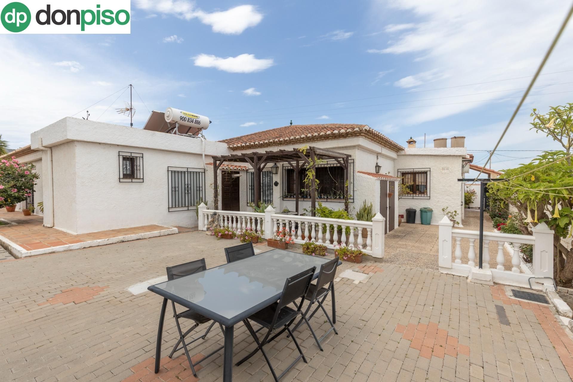 Vista exterior de Casa o xalet en venda en Motril amb Calefacció, Jardí privat i Piscina