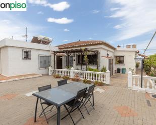 Vista exterior de Casa o xalet en venda en Motril amb Calefacció, Jardí privat i Piscina