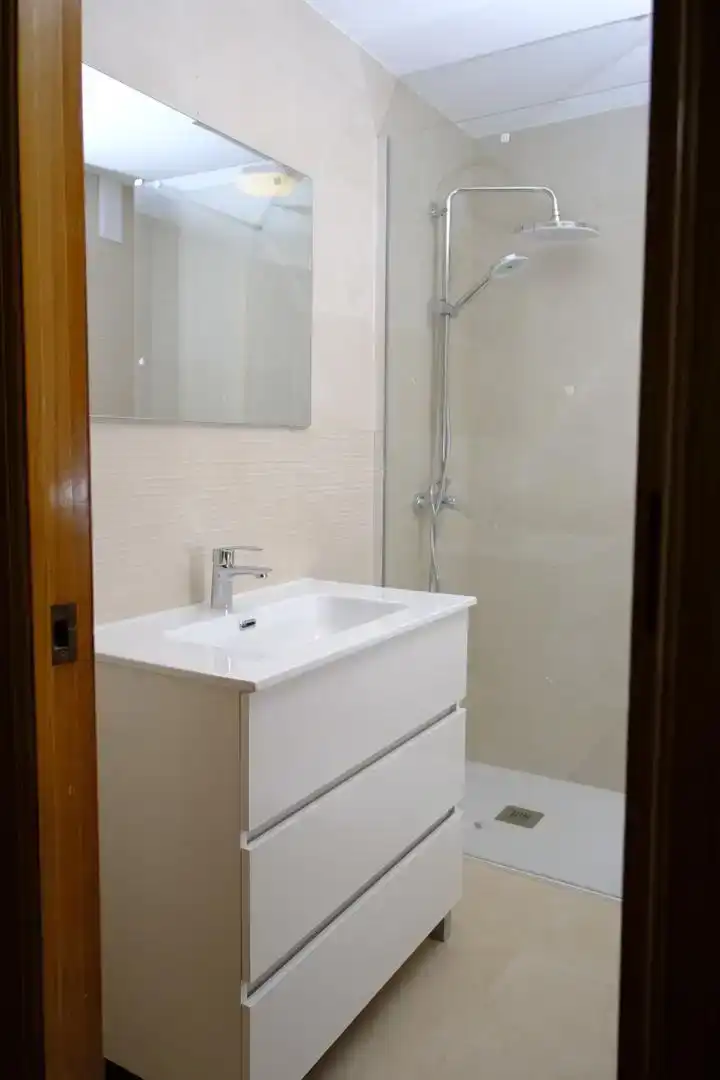 Badezimmer von Wohnung zur Miete in Málaga mit Klimaanlage, Parkett und Abstellraum