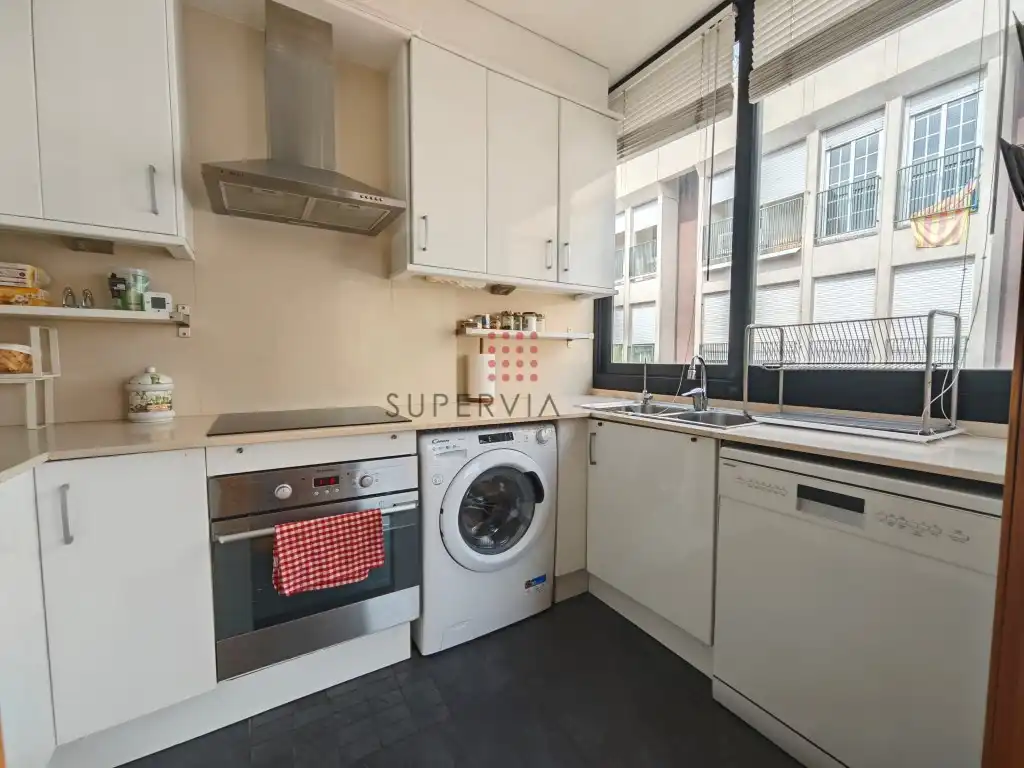 Küche von Dachboden zum Verkauf in Barcelona mit Balkon