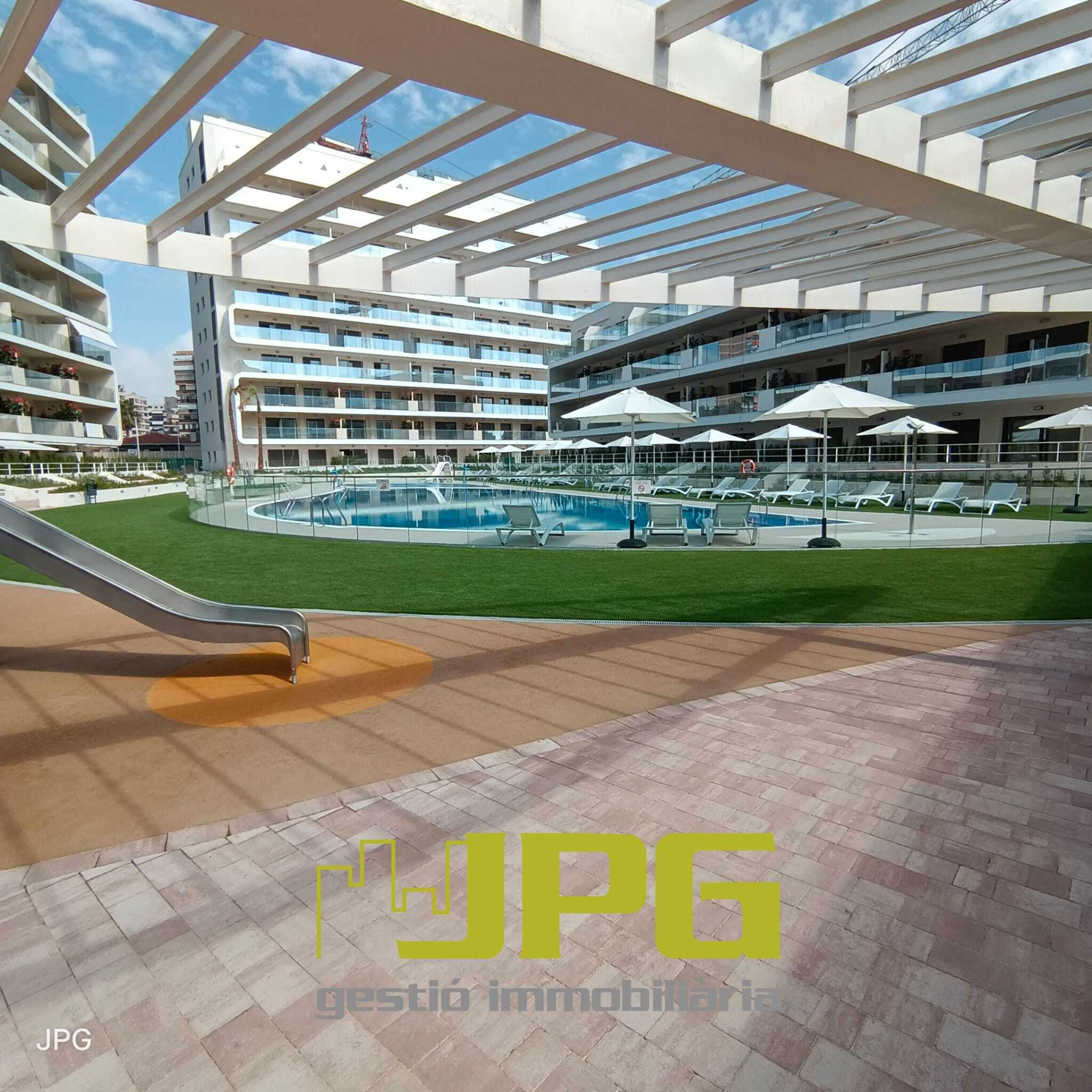 Piscina de Pis en venda en Alicante / Alacant amb Aire condicionat, Calefacció i Jardí privat