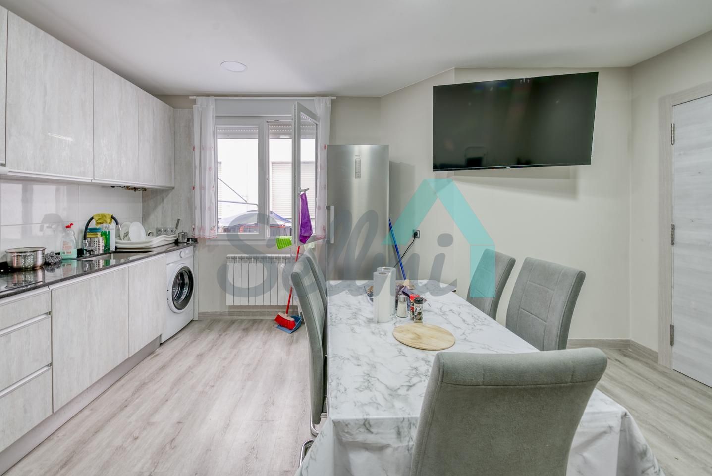 Kitchen of Flat to share in Oviedo   with Heating, Parquet flooring and Furnished