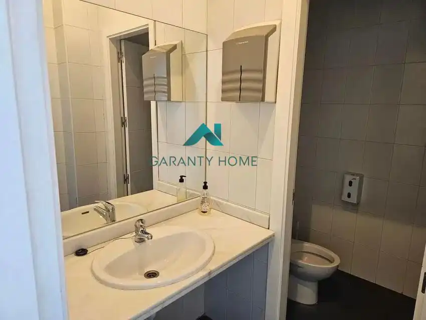 Badezimmer von Büro zur Miete in Madrid mit Klimaanlage und Heizung