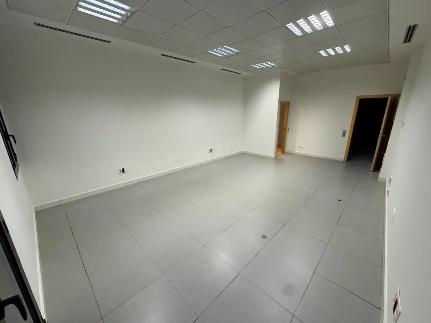 Oficina con terraza en alquiler en Camí Ral de la Mercè 391, imagen 3