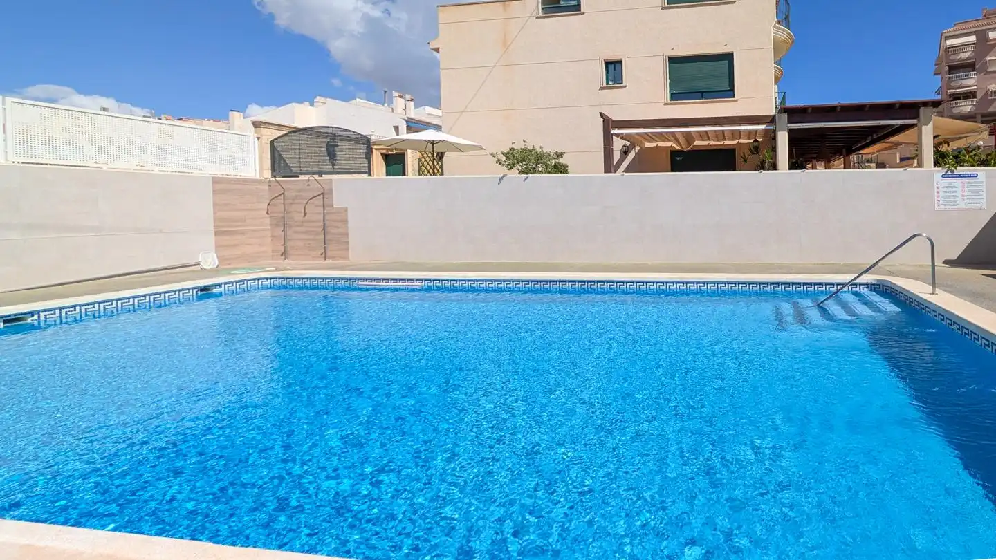 Maison jumelée avec piscine à vendre à Calle Juan Sebastián Elcano
