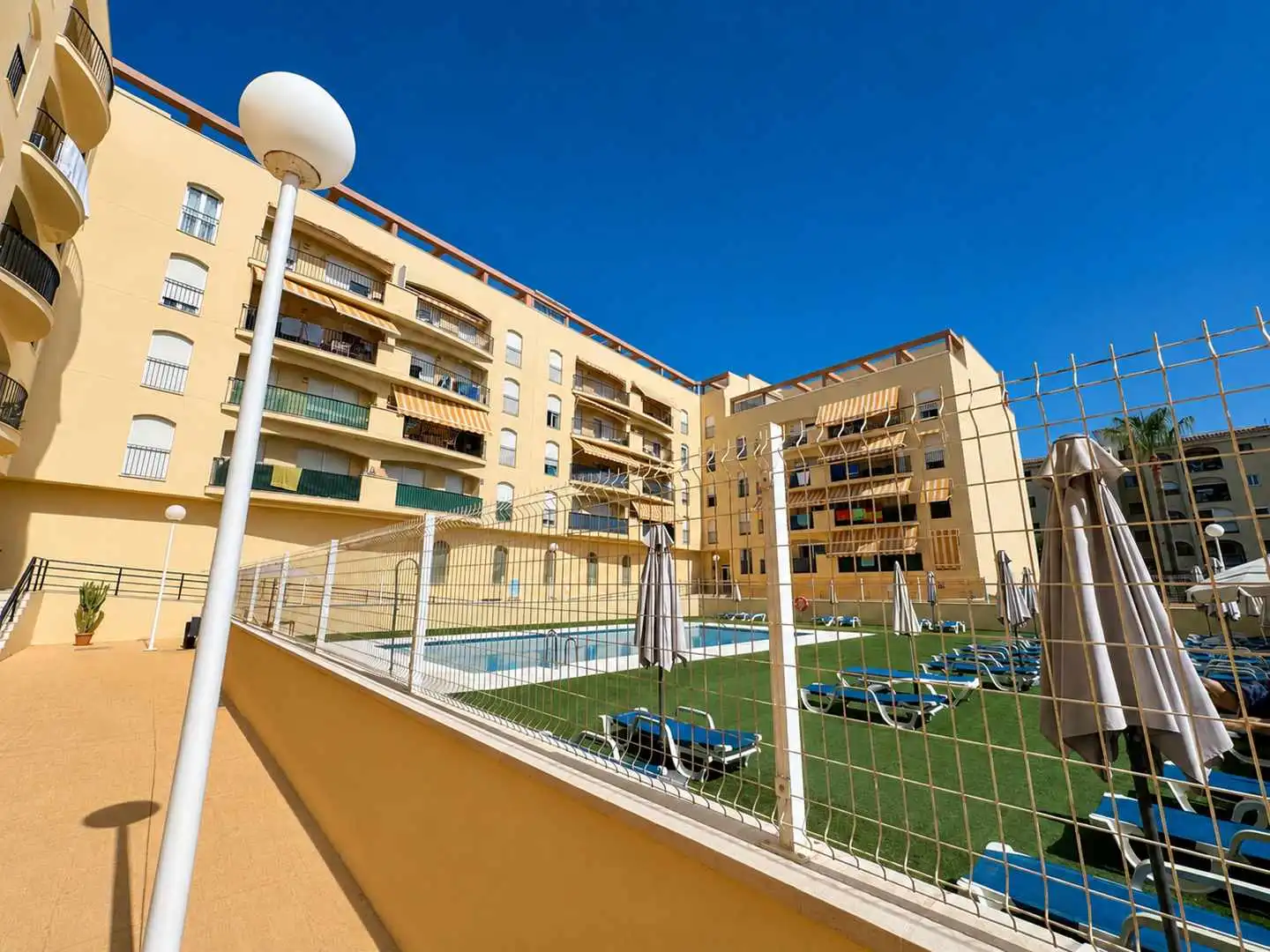 Außenansicht von Wohnungen zur Miete in Manilva mit Terrasse, Möbliert und Gemeinschaftspool