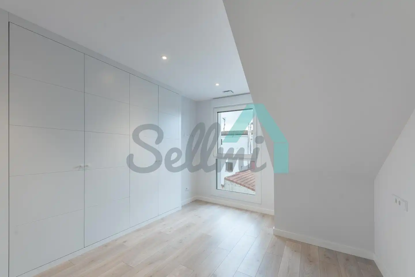 Attic for rent in Rendueles Llanos, Ceares