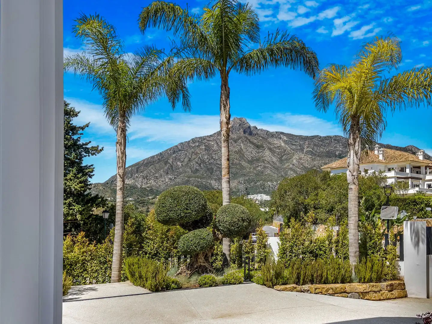 Außenansicht von Haus oder Chalet zum Verkauf in Marbella mit Klimaanlage, Heizung und Privatgarten
