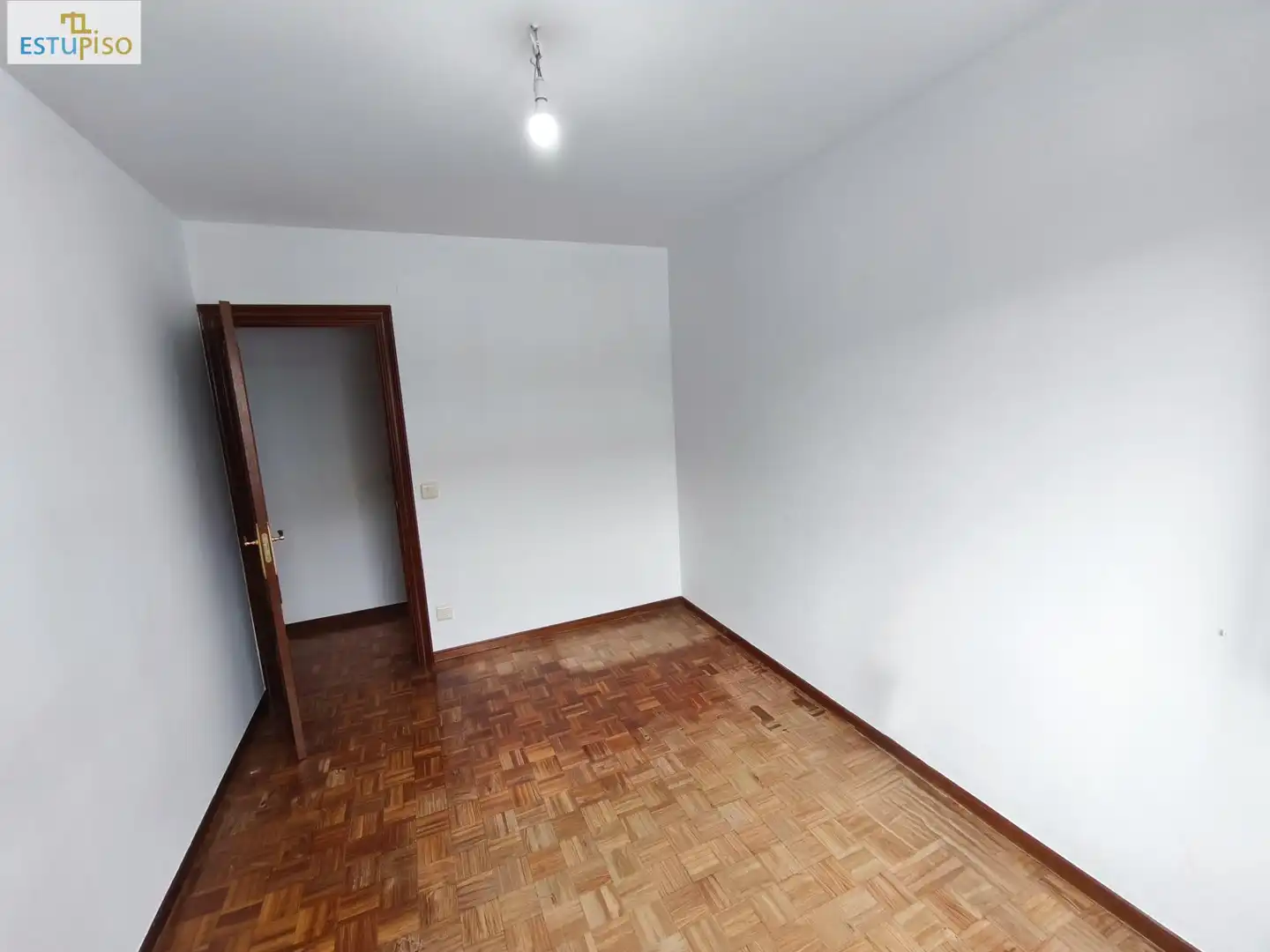 Dormitori de Pis en venda en Vitoria - Gasteiz amb Calefacció, Parquet i Traster
