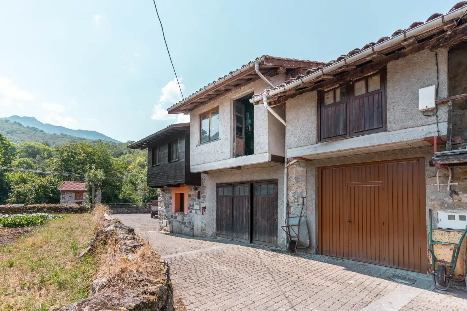 Vista exterior de Casa o xalet en venda en Sobrescobio amb Balcó