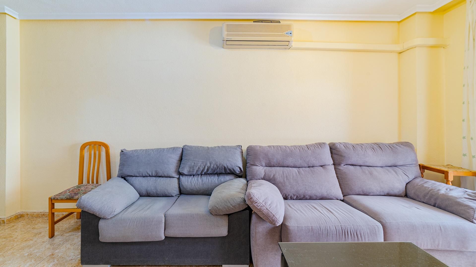 Sala d'estar de Apartament en venda en Torrevieja amb Aire condicionat, Terrassa i Balcó