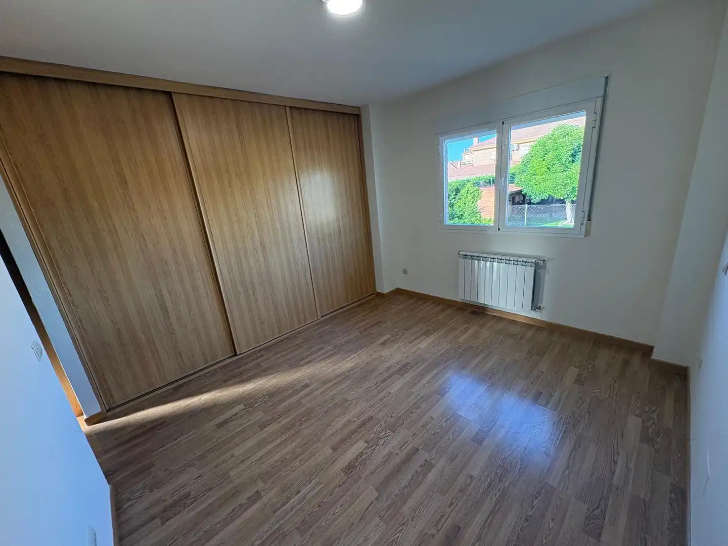 Dormitori de Casa o xalet en venda en Torres de la Alameda amb Aire condicionat, Calefacció i Jardí privat