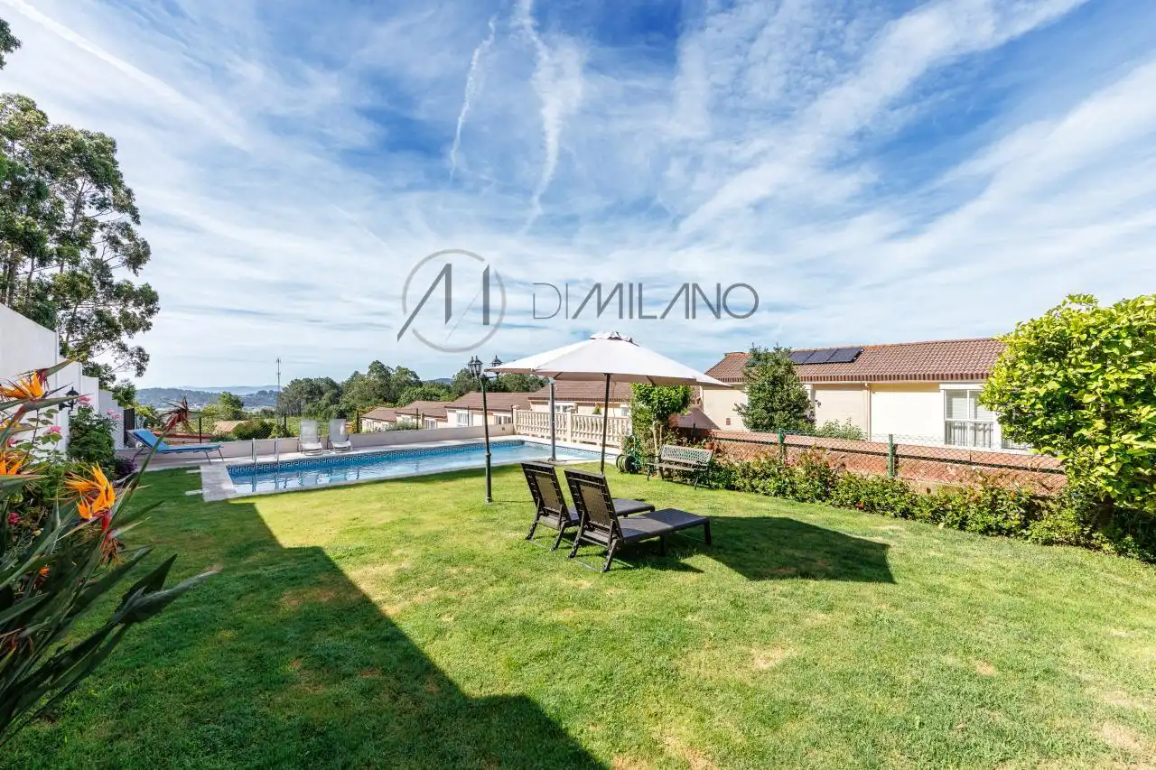 Piscina de Casa adosada en venta en Vigo  con Calefacción, Jardín privado y Parquet