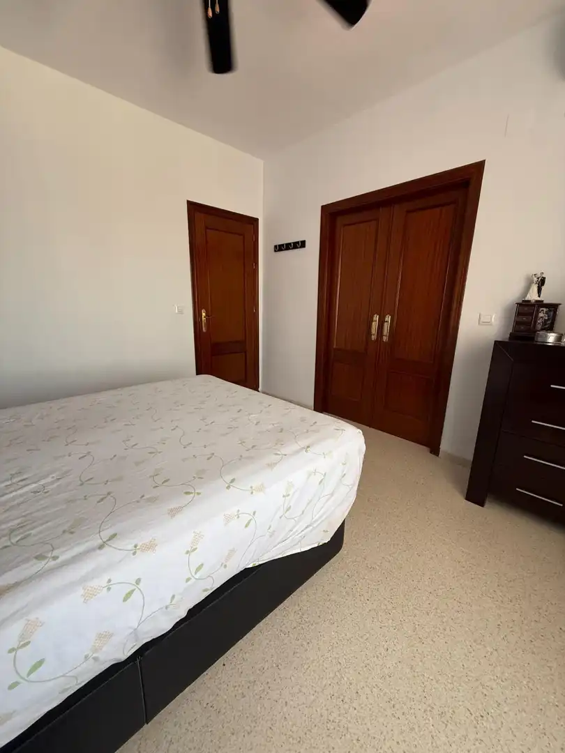 Dormitori de Casa adosada en venda en Bollullos de la Mitación amb Jardí privat