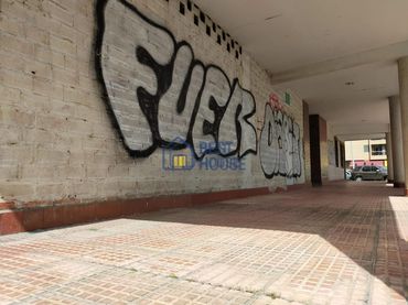 Local comercial en venda a San Mamés - La Palomera