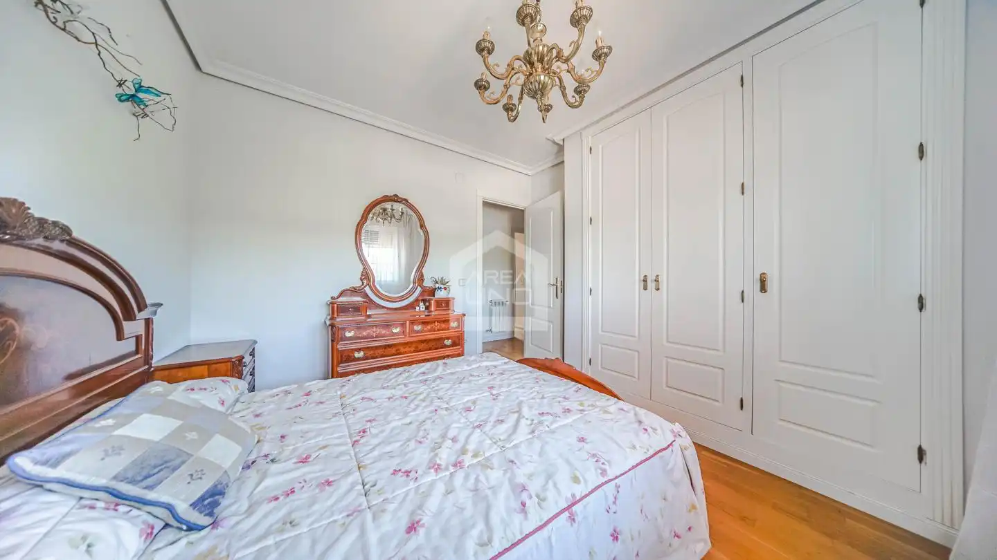 Habitación de Casa adosada en venta en Villaviciosa de Odón con Calefacción, Jardín privado y Parquet