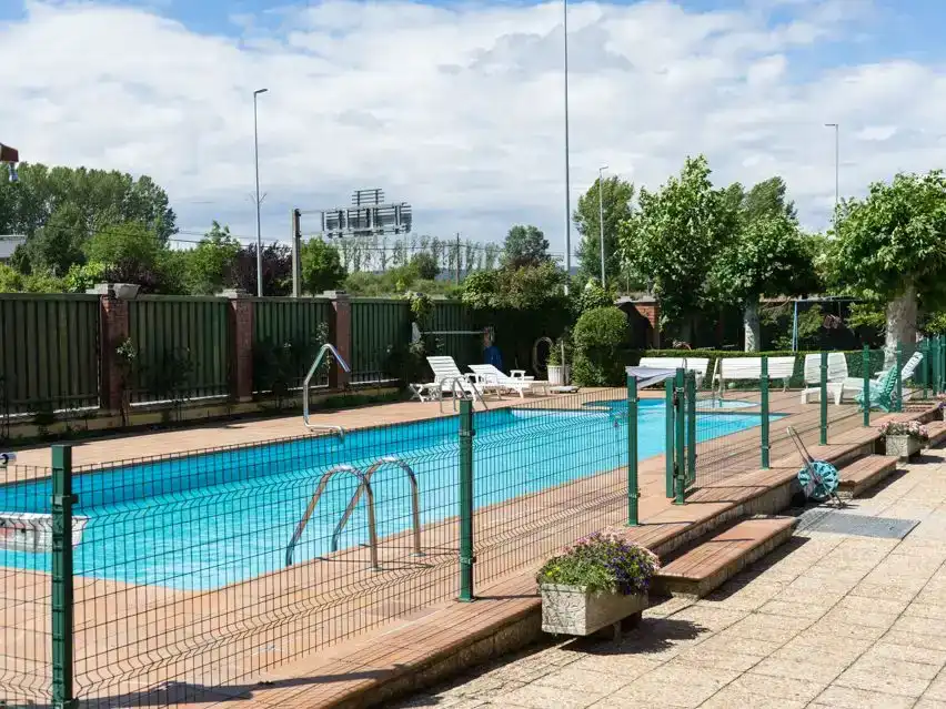 Piscina de Casa o xalet en venda en Ponferrada amb Piscina i Balcó