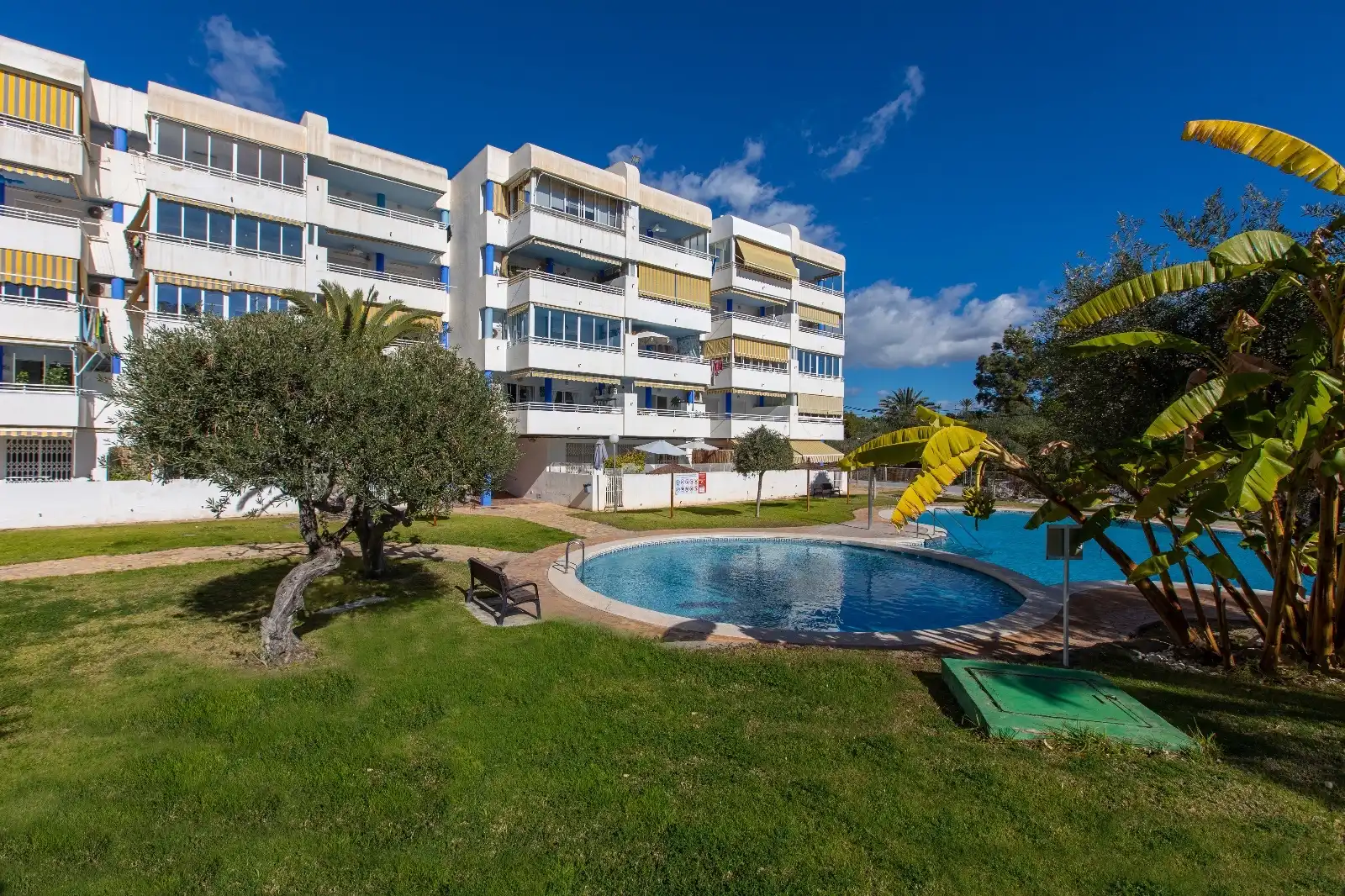 Außenansicht von Wohnungen zur Miete in Villajoyosa / La Vila Joiosa mit Terrasse, Schwimmbad und Möbliert