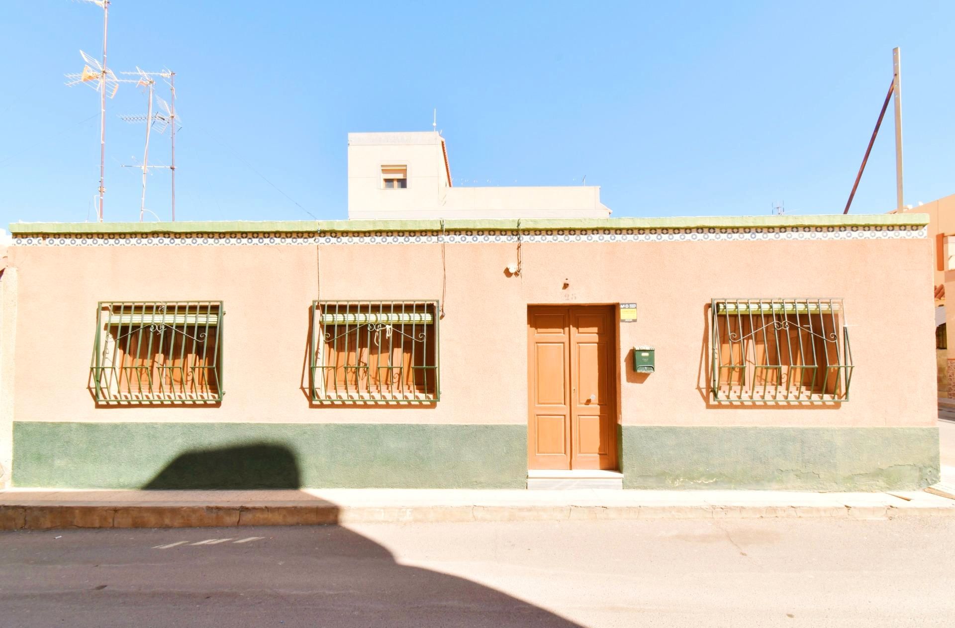 Vista exterior de Casa o xalet en venda en Adra amb Traster i Moblat
