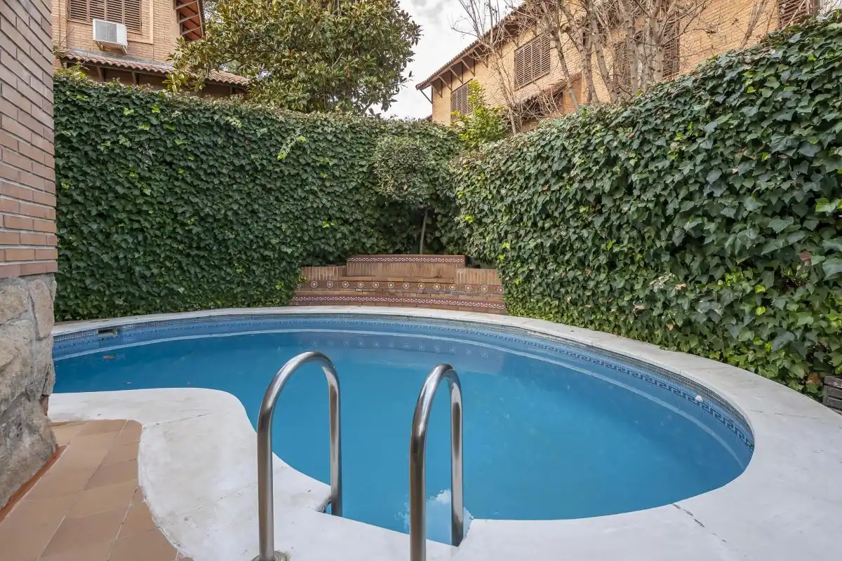 Piscina de Casa adosada en venta en Madrid con Aire acondicionado, Calefacción y Jardín privado