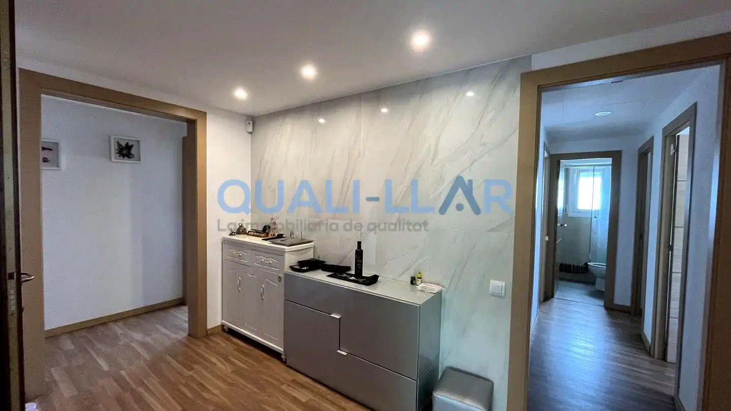 Cuina de Pis en venda en Sant Feliu de Llobregat amb Aire condicionat, Jardí privat i Parquet