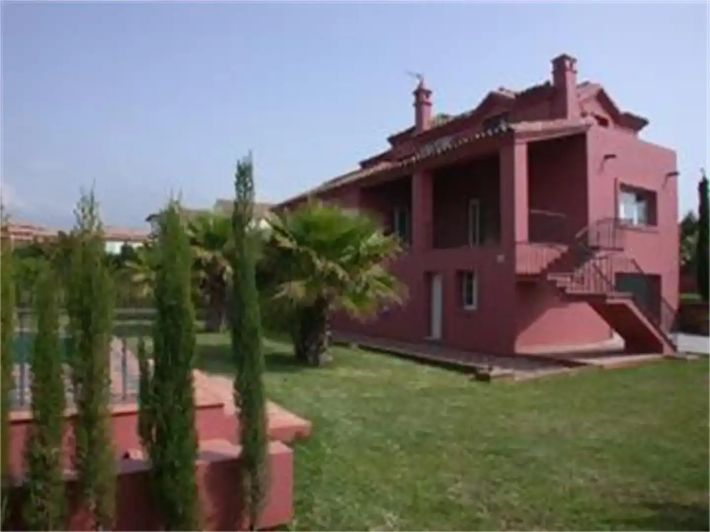 Vista exterior de Casa o xalet en venda en Estepona amb Aire condicionat, Piscina i Balcó