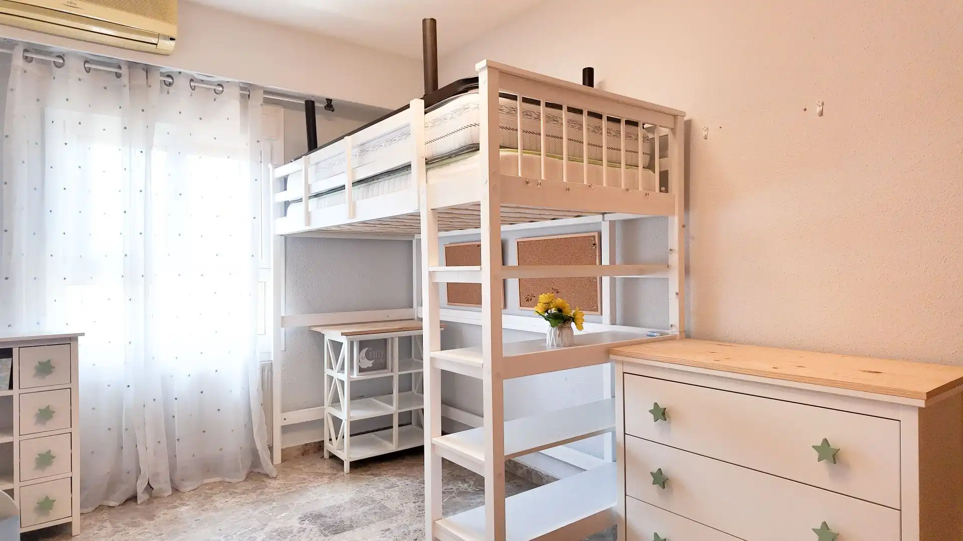 Dormitori de Apartament de lloguer en Valencia amb Aire condicionat, Calefacció i Terrassa