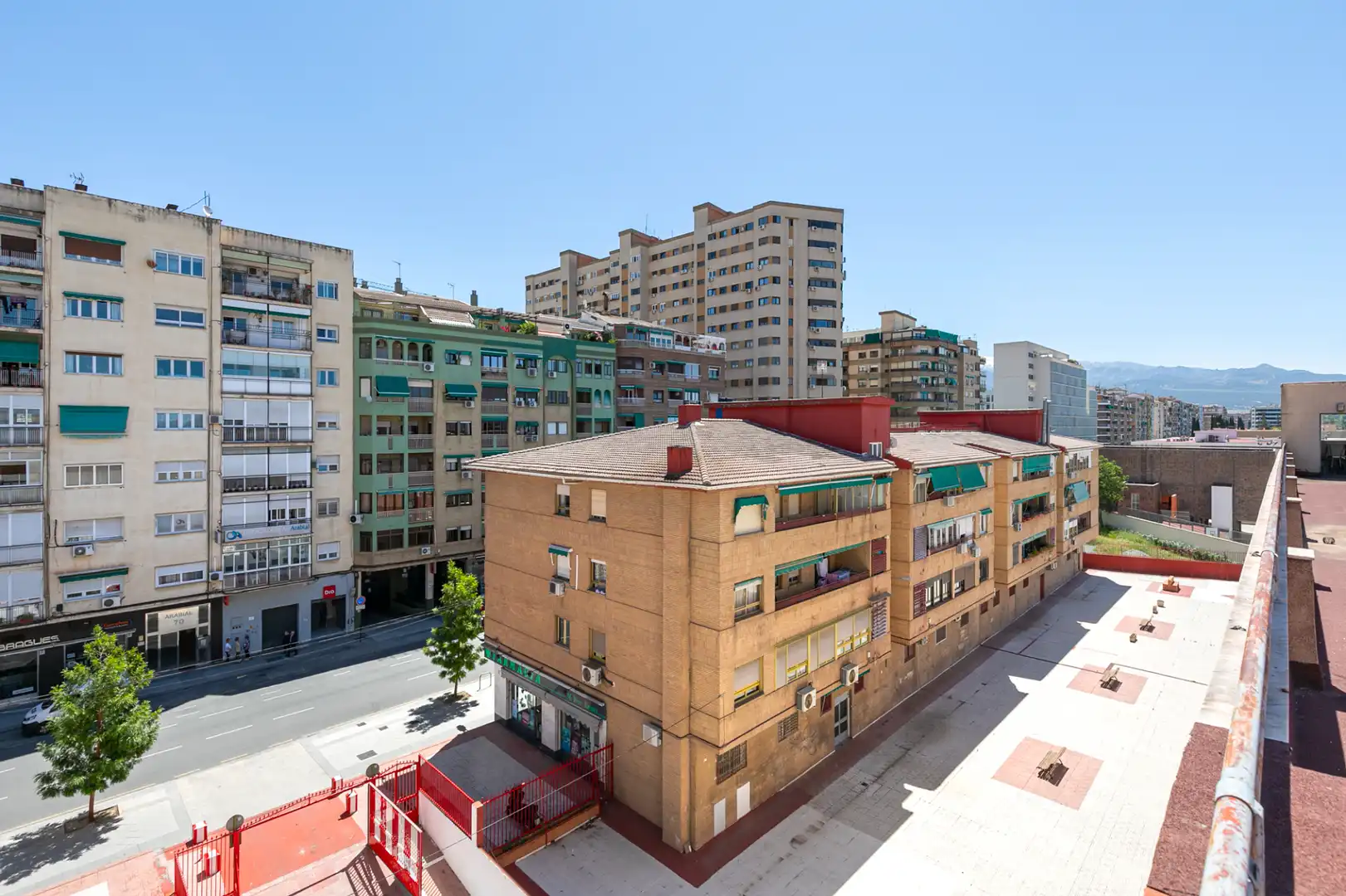 Vista exterior de Edifici en venda en Granada amb Alarma