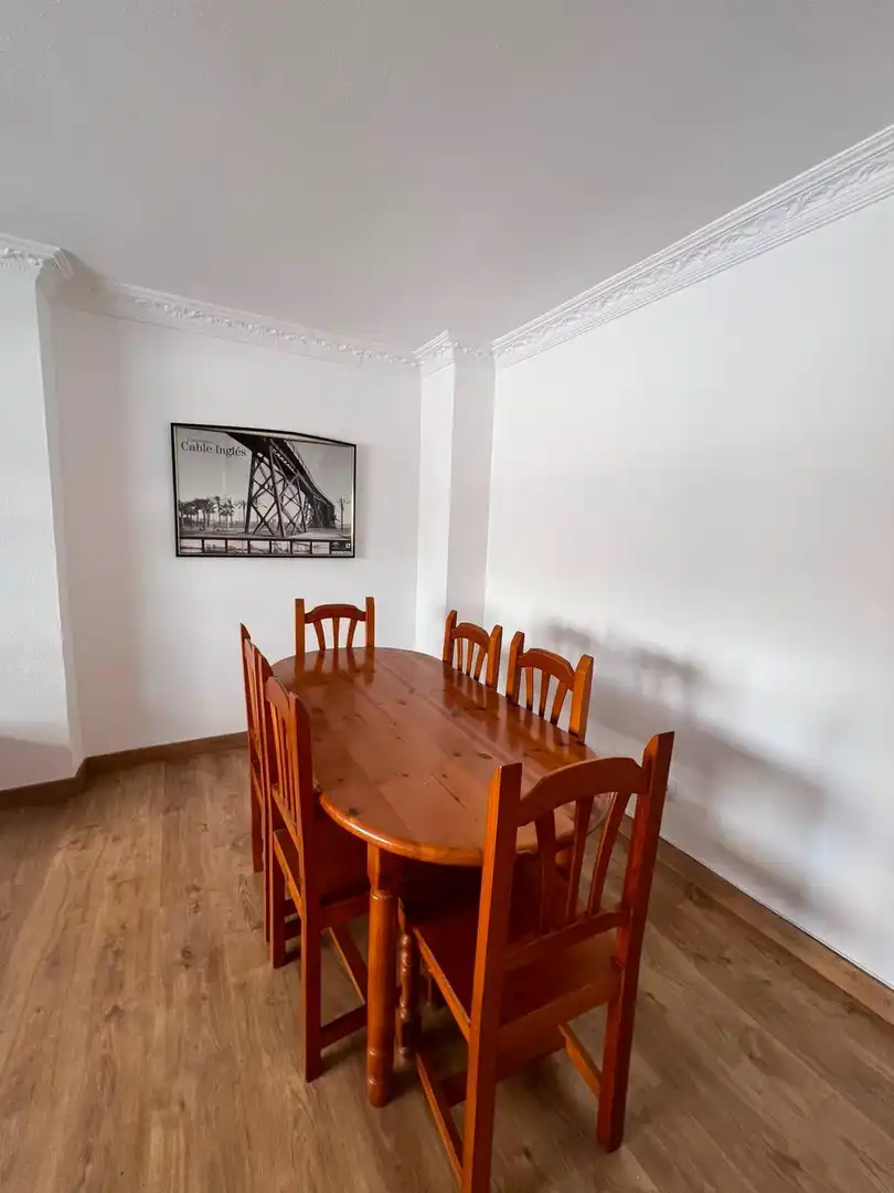 Menjador de Apartament de lloguer en Almería amb Aire condicionat i Moblat