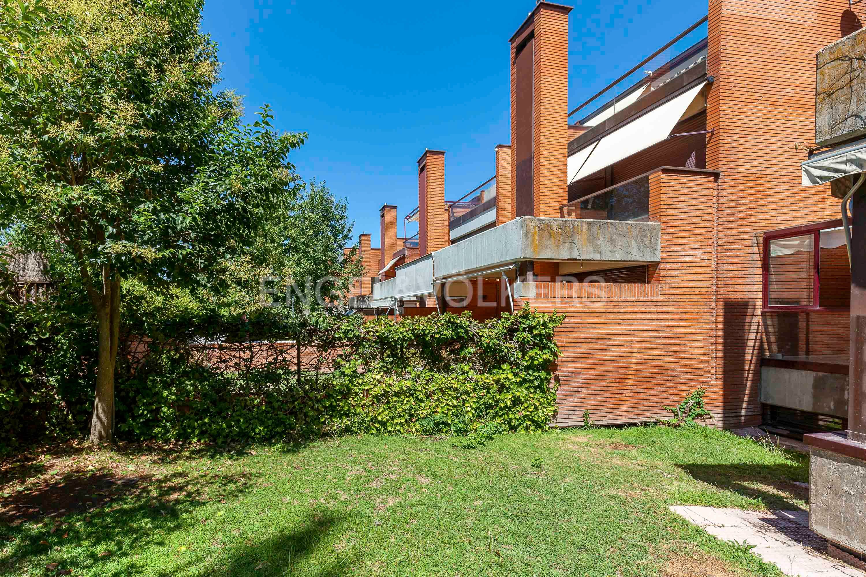 Vista exterior de Casa o xalet de lloguer en  Madrid Capital amb Aire condicionat, Calefacció i Jardí privat