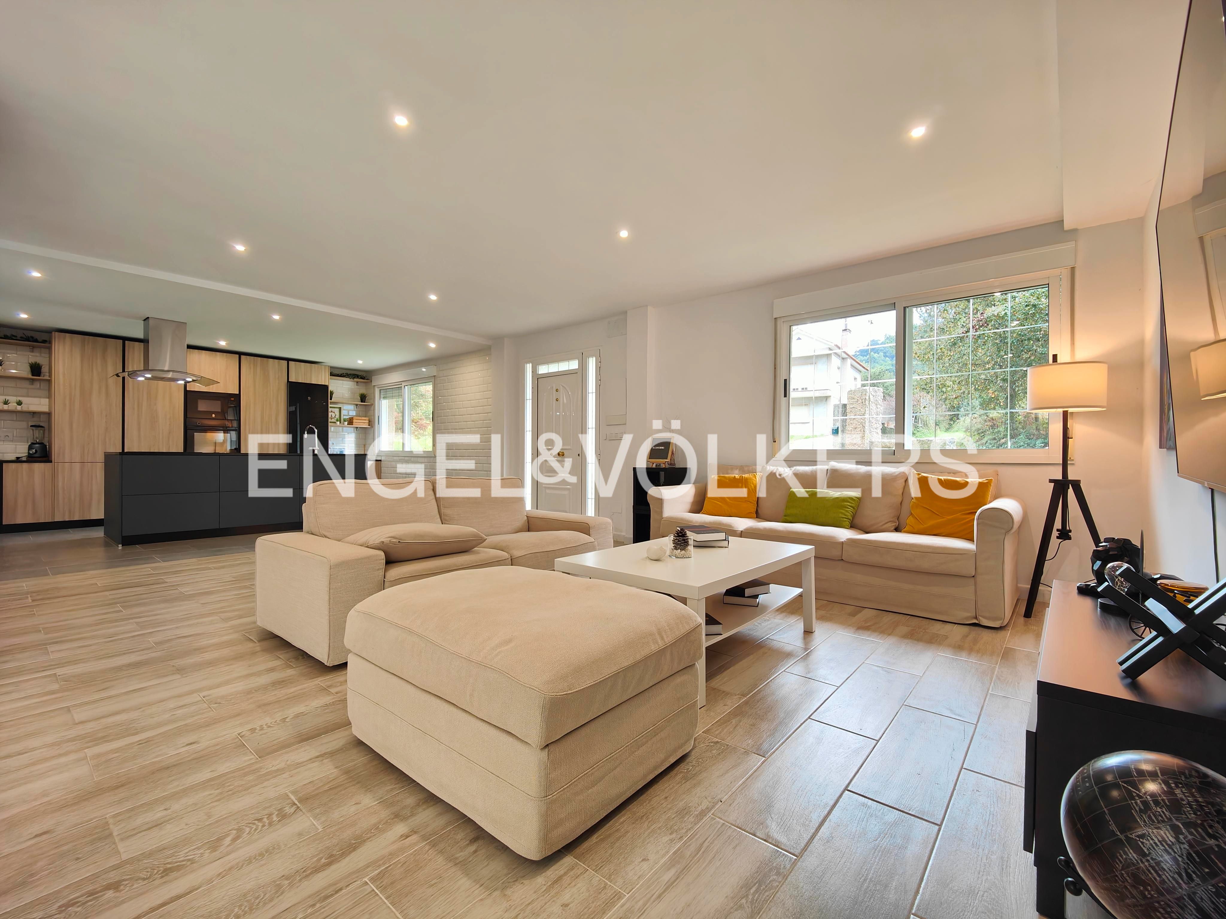 Sala d'estar de Casa o xalet en venda en Meaño amb Calefacció, Jardí privat i Parquet