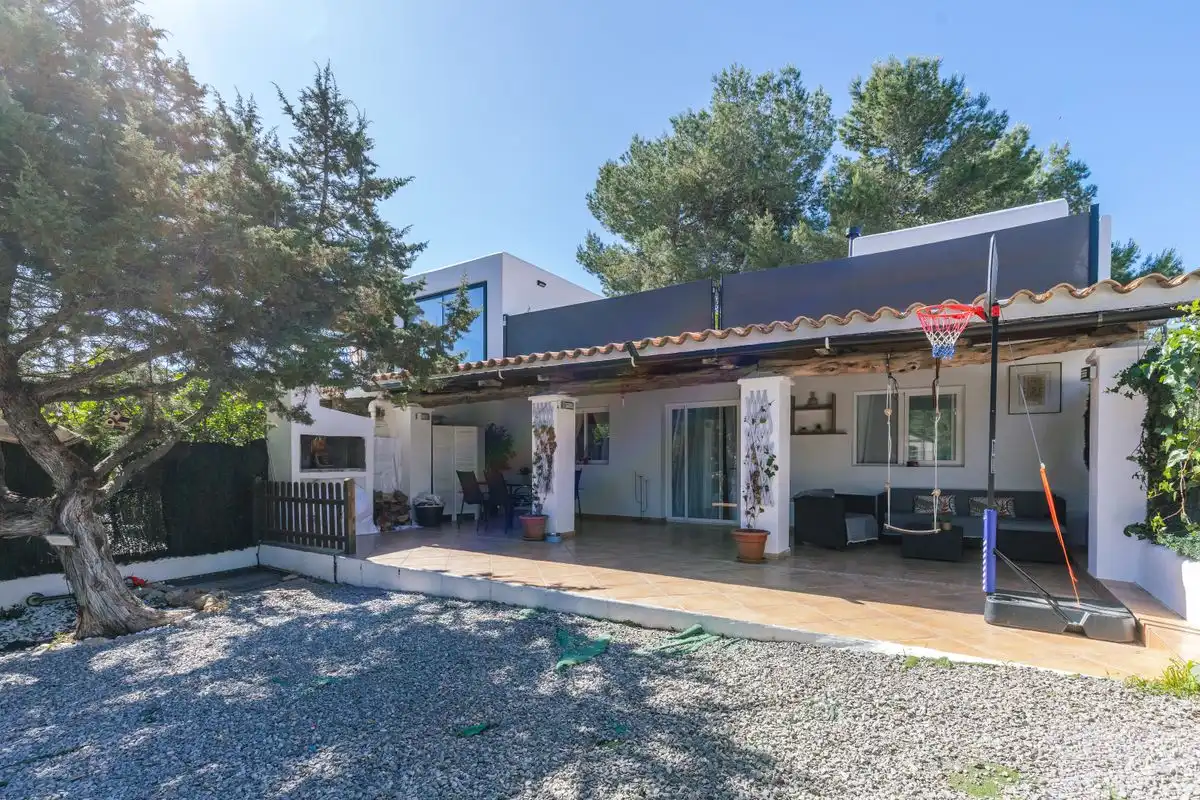 Vista exterior de Casa adosada en venta en Sant Josep de sa Talaia con Aire acondicionado, Calefacción y Jardín privado