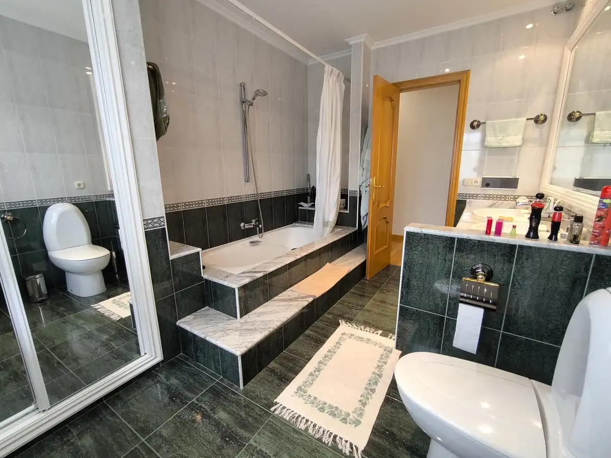 Baño de Casa o chalet en venta en Vilagarcía de Arousa con Calefacción, Jardín privado y Parquet
