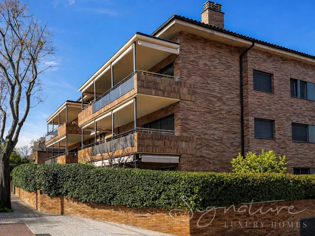 Exterior view of Attic for sale in Sant Cugat del Vallès  with Air Conditioner, Terrace and Swimming Pool
